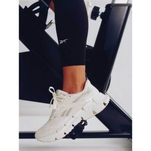 Sneakersy Reebok. Białe buty sportowe Reebok, bez wzorów, bez zapięcia, do biegania. Za 489,99 zł.
