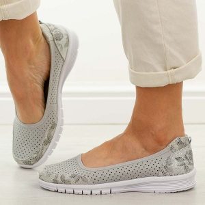 Szare ażurowe skórzane baleriny damskie Vinceza 95369. Szare balerinki VINCEZA, w ażurowe wzory, z jeansu, bez obcasa, na płaskiej podeszwie, bez zapięcia. W wyprzedaży za 161,10 zł.