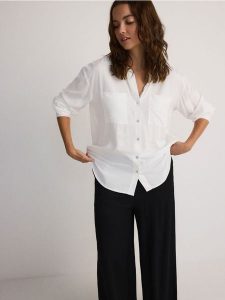 Koszula z wiskozy - złamana biel. Koszule Reserved, l, bez wzorów, z tkaniny, bez kołnierzyka, bez ramiączek. W wyprzedaży za 55,99 zł.