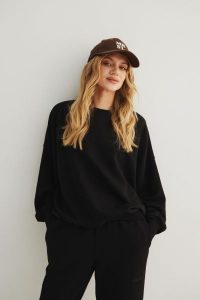 Bluza damska o kroju regular fit w kolorze TOTALLY BLACK- PHENIX. Czarne bluzy Marsala, uniwersalny, bez wzorów, z bawełny, bez kaptura. Za 279,90 zł.