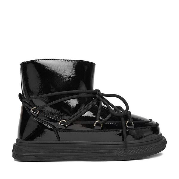 Śniegowce DeeZee. Czarne buty zimowe DeeZee, bez obcasa, bez zapięcia. Za 179,99 zł.