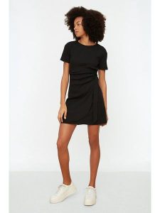 Trendyol Sukienka w kolorze czarnym rozmiar: XS. Czarne sukienki Trendyol, xs, bez wzorów, bez kołnierzyka, bez ramiączek, mini. Za 39,99 zł.