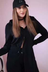 Komplet dresowy bluza z dłuższym bokiem czarny. Czarne bluzy KESI, l, bez wzorów, z bawełny, bez kaptura. Za 334,56 zł.