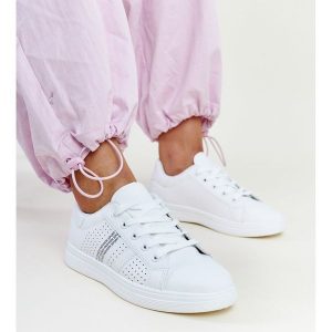 Białe sneakersy eko skóra Berdine. Białe trampki bez wzorów, ze skóry, bez zapięcia. Za 79,62 zł.