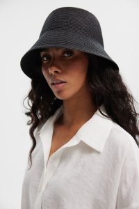 KAPELUSZ BUCKET RETRO CZARNY One size - Flawless. Czarne kapelusze Flawless, bez wzorów, eleganckie. Za 210,00 zł.