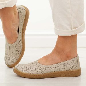 Beżowe skórzane Polskie półbuty damskie Gregors 1189. Brązowe półbuty Gregors, na jesień, bez wzorów, z jeansu, z okrągłym noskiem, bez obcasa, na płaskiej podeszwie, bez zapięcia. Za 379,00 zł.