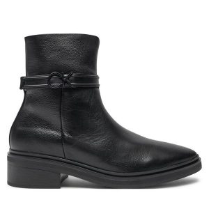 Botki Calvin Klein. Czarne botki Calvin Klein, bez wzorów, bez obcasa, na płaskiej podeszwie, bez zapięcia. Za 449,99 zł.