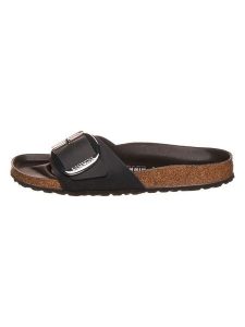 Birkenstock Skórzane klapki w kolorze czarnym rozmiar: 36. Czarne klapki Birkenstock, bez wzorów, z nubiku, z otwartym noskiem, bez obcasa. Za 460,12 zł.