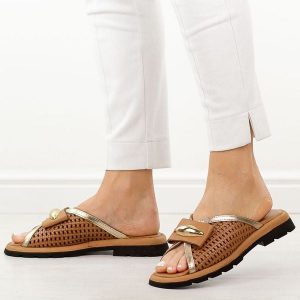 Brązowe skórzane klapki damskie T.Sokolski 26008. Brązowe klapki Sokolski, z aplikacjami, ze skóry, bez obcasa, na płaskiej podeszwie. Za 299,00 zł.