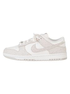 Nike Skórzane sneakersy "Dunk Low" w kolorze kremowo-beżowym rozmiar: 42,5. Brązowe trampki Nike, bez wzorów, z materiału, bez zapięcia. Za 347,99 zł.