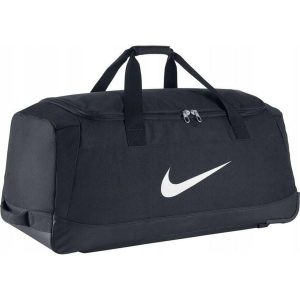 Torba sportowa Nike Club Team Swoosh Roller Bag. Czarne torby podróżne i sportowe Nike, bez wzorów. Za 213,39 zł.