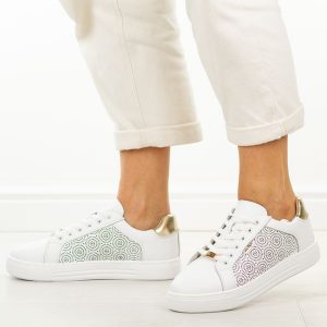 Białe skórzane półbuty damskie Filippo Dp7592/26. Białe półbuty Filippo, na jesień, w ażurowe wzory, z jeansu, z okrągłym noskiem, bez obcasa, na koturnie, bez zapięcia. Za 219,00 zł.