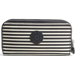 Portfel w kolorze granatowo-kremowym - 18,5 x 10 x 3,5 cm. Białe portfele marki Kipling, w paski, z materiału. W wyprzedaży za 68,95 zł.