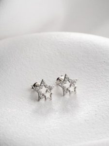Lodie Silver Kolczyki-wkrętki z cyrkoniami rozmiar: onesize. Szare kolczyki Lodie Silver, z cyrkonią, z mosiądzu. Za 38,95 zł.