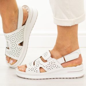 Białe skórzane sandały damskie Cambell 40330. Białe sandały Cambell, bez wzorów, z jeansu, bez obcasa, na platformie, bez zapięcia. Za 219,00 zł.