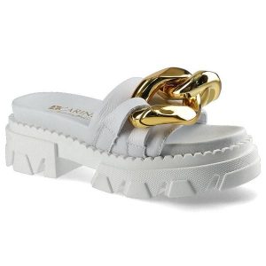 Klapki damskie Carinii, klapki na platformie cholewka z gładkiej skóry naturalnej szeroki pasek z ozdobnym metalowym łańcuchem masywna traktorowa pod. Białe klapki Carinii, z aplikacjami, ze skóry, bez obcasa, na platformie. Za 259,00 zł.