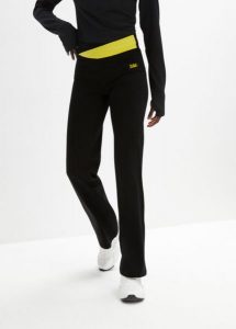 Spodnie sportowe ze stretchem, poszerzane nogawki. Czarne spodnie dresowe bonprix, bez wzorów, z bawełny. Za 59,99 zł.