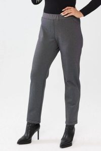 Spodnie Liora w odcieniach szarości - elegancja i komfort w jednym PLUS SIZE XXL OVERSIZE JESIEŃ. Szare spódnice Moda Size Plus Iwanek, do pracy, na jesień, plus size, bez wzorów, z poliesteru, biznesowe, plus size, mini. Za 199,90 zł.