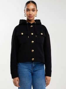 Bluza damska z kapturem ze złotymi guzikami czarna Sindia 906. Czarne bluzy Big Star, na lato, l, bez wzorów, z kapturem. W wyprzedaży za 119,99 zł.
