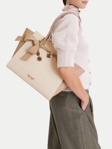 Nine West Torebka CEO-Serene-I-LX10186 Écru. Torebki klasyczne Nine West, bez wzorów, z materiału, bez dodatków. Za 369,99 zł.