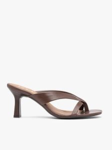 Ciemnobrązowe japonki na obcasie. Brązowe klapki Ryłko, bez wzorów, z gumy, bez obcasa, na obcasie. Za 399,99 zł.