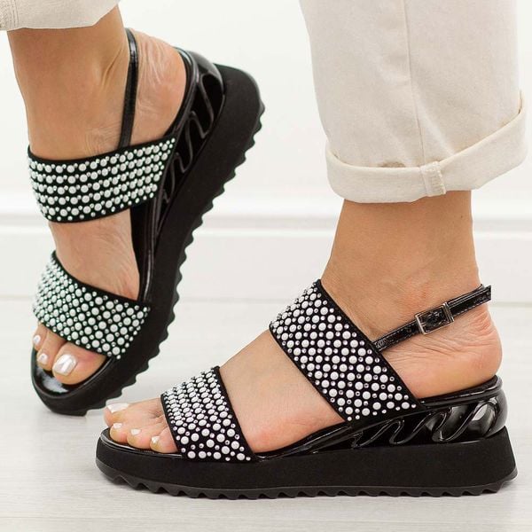 Czarne skórzane sandały damskie na koturnie DiA 3067. Czarne sandały DiA, bez wzorów, ze skóry, bez obcasa, na koturnie, bez zapięcia. Za 399,00 zł.