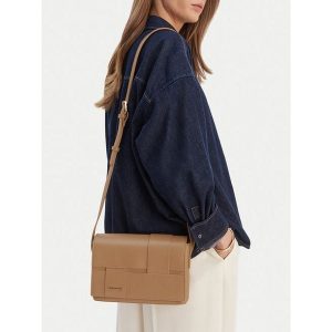 Torebka GINO ROSSI. Brązowe listonoszki Gino Rossi, bez wzorów, bez dodatków. Za 179,99 zł.