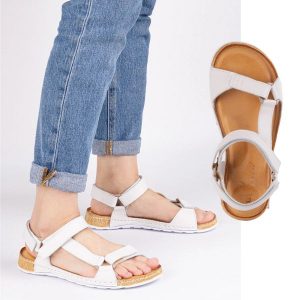Olivier Sandały damskie barefoot-friendly – skórzane, szerokie, lekkie białe. Białe sandały bez wzorów, bez obcasa, bez zapięcia. Za 367,89 zł.