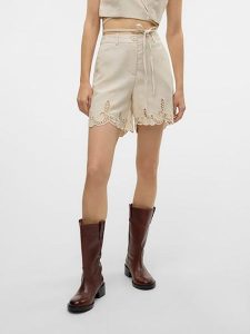 Vero Moda Szorty w kolorze kremowym rozmiar: 34. Brązowe szorty Vero Moda, bez wzorów, z podwyższonym stanem. Za 127,45 zł.