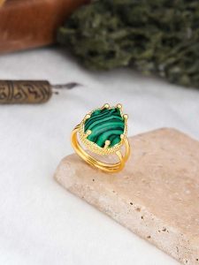 Pierres delicates Pozłacany pierścionek z agatem rozmiar: onesize. Zielone pierścionki Pierres delicates, z agatem, pozłacane. Za 43,99 zł.