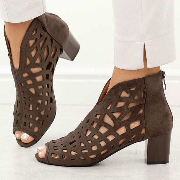 C.Brązowe sandały damskie na obcasie z zakrytą piętą M.Daszyński 1954-15 26. Brązowe sandały M.Daszyński, w ażurowe wzory, z materiału, bez obcasa, na obcasie, bez zapięcia. Za 189,00 zł.