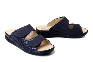 DR. BRINKMANN 700721-05 blau, klapki damskie. Niebieskie klapki Dr. Brinkmann, bez wzorów, ze skóry, bez obcasa. Za 246,42 zł.