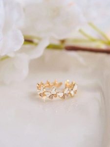 Lodie Silver Pierścionek z cyrkoniami rozmiar: onesize. Szare pierścionki Lodie Silver, z cyrkonią, z mosiądzu. Za 30,99 zł.