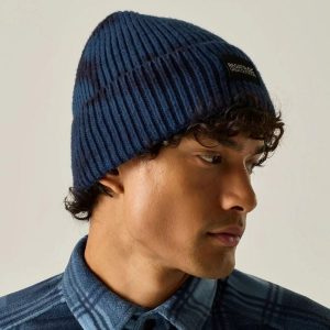 Czapka Connora Fisherman z drukiem unisex. Niebieskie czapki Regatta, bez wzorów, z dzianiny, klasyczne. Za 119,99 zł.