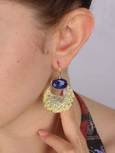 L'Atelier de Gaia Pozłacane kolczyki z szafirami rozmiar: onesize. Niebieskie kolczyki L'Atelier de Gaia, z szafirem, pozłacane. Za 83,42 zł.