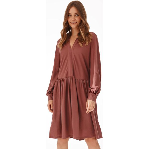 TATUUM Sukienka w kolorze brązowym rozmiar: L. Brązowe sukienki Tatuum, l, bez wzorów, bez kołnierzyka, bez ramiączek, midi. Za 187,07 zł.