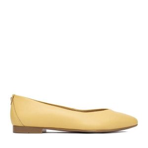 Baleriny Lasocki. Żółte balerinki Lasocki, bez wzorów, bez obcasa, bez zapięcia. Za 149,99 zł.