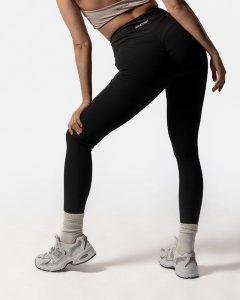 Damskie legginsy modelujące z wysokim stanem na fitness – czarny. Czarne legginsy AESTHETIC WOLF, bez wzorów, z dzianiny, z podwyższonym stanem, długie. Za 269,99 zł.
