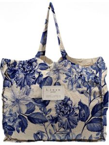Madre Selva Shopper bag "Blue Flowers" w kolorze niebieskim - 42 x 36 x 7 cm rozmiar: onesize. Niebieskie shopper bag Madre Selva, bez wzorów, z materiału, na ramię, bez dodatków. Za 141,45 zł.
