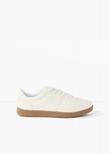 Sneakersy w stylu retro. Białe buty sportowe bonprix, bez wzorów, bez zapięcia. Za 109,99 zł.