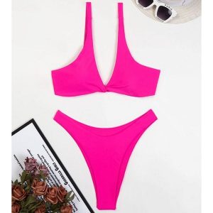 Bikini z trójkątnym topem na plażę i basen Muire. Czerwone bikini Intica, bez wzorów, z materiału. W wyprzedaży za 139,00 zł.