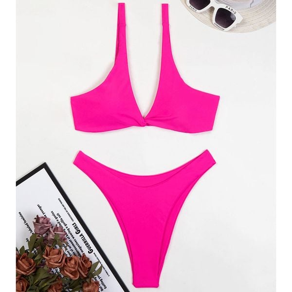 Bikini z trójkątnym topem na plażę i basen Muire. Czerwone bikini Intica, bez wzorów, z materiału. W wyprzedaży za 139,00 zł.