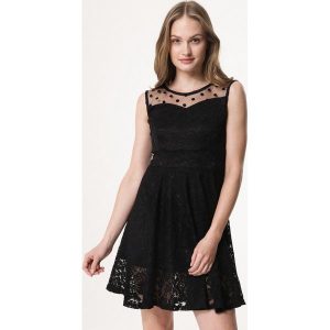 Czarna Sukienka Inhibit. Czarne sukienki marki Born2be, z koronki, z dekoltem na plecach. Za 59,99 zł.