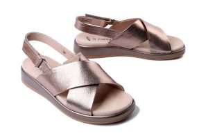 CAPRICE 9-28208-44 341 taupe metallic, sandały damskie. Żółte sandały Caprice, bez wzorów, bez obcasa, bez zapięcia. Za 319,90 zł.