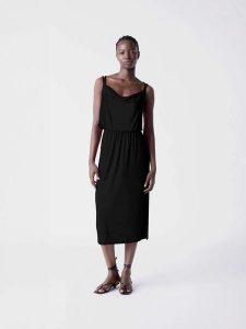 Les Lunes Sukienka "Helen" w kolorze czarnym rozmiar: XS. Czarne sukienki Les Lunes, na co dzień, xs, bez wzorów, bez kołnierzyka, bez ramiączek, midi, proste. Za 165,99 zł.