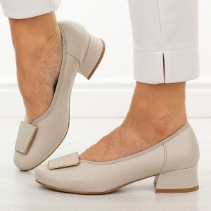 Białe czółenka damskie na obcasie M.Daszyński Sa279-1. Białe czółenka M.Daszyński, z aplikacjami, ze skóry, z okrągłym noskiem, bez obcasa, na obcasie, bez zapięcia. W wyprzedaży za 179,10 zł.