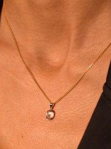 L instant d Or Złota zawieszka z topazem rozmiar: onesize. Niebieskie zawieszki L instant d Or, z topazem, złote. Za 260,99 zł.