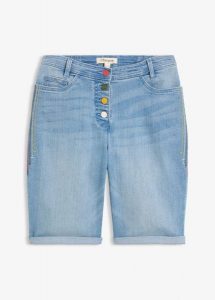 Bermudy jeansowe ze średnim stanem i wygodnym pasem. Czarne jeansy bonprix, bez wzorów, z jeansu. Za 107,99 zł.