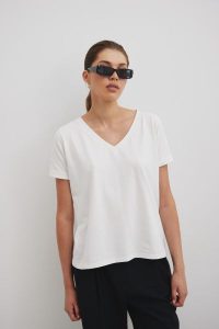 T shirt z dekoltem w kształcie V w kolorze ECRU- V NECK-M. Białe t-shirty Marsala, m, bez wzorów, z bawełny, bez kołnierzyka, bez ramiączek. Za 79,90 zł.