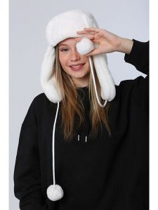 Lucky Bees Czapka w kolorze białym rozmiar: onesize. Białe czapki Lucky Bees, bez wzorów, z futra. Za 109,52 zł.